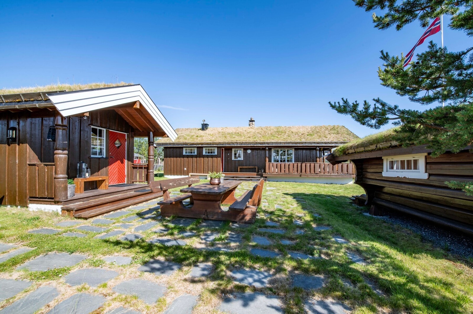 Koselig hyttetun lagt opp til også å kunne nytes utendørs Galleribilde