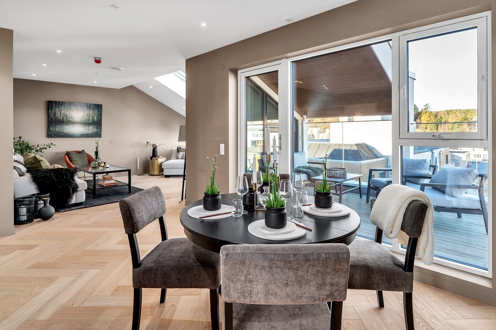 Fra kjøkkenet har leiligheten utgang til egen privat takterrasse med gode solforhold Galleribilde