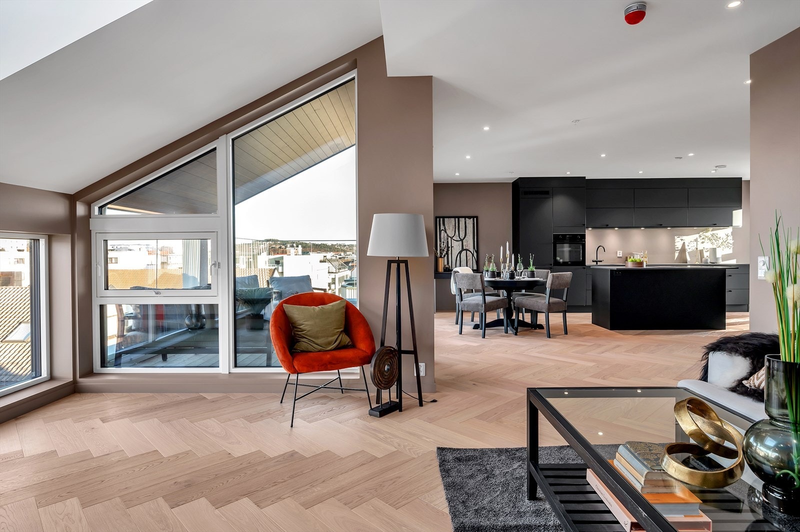 Nydelig fiskebeinsparkett på gulvet gir et moderne og nydelig særpreg Galleribilde