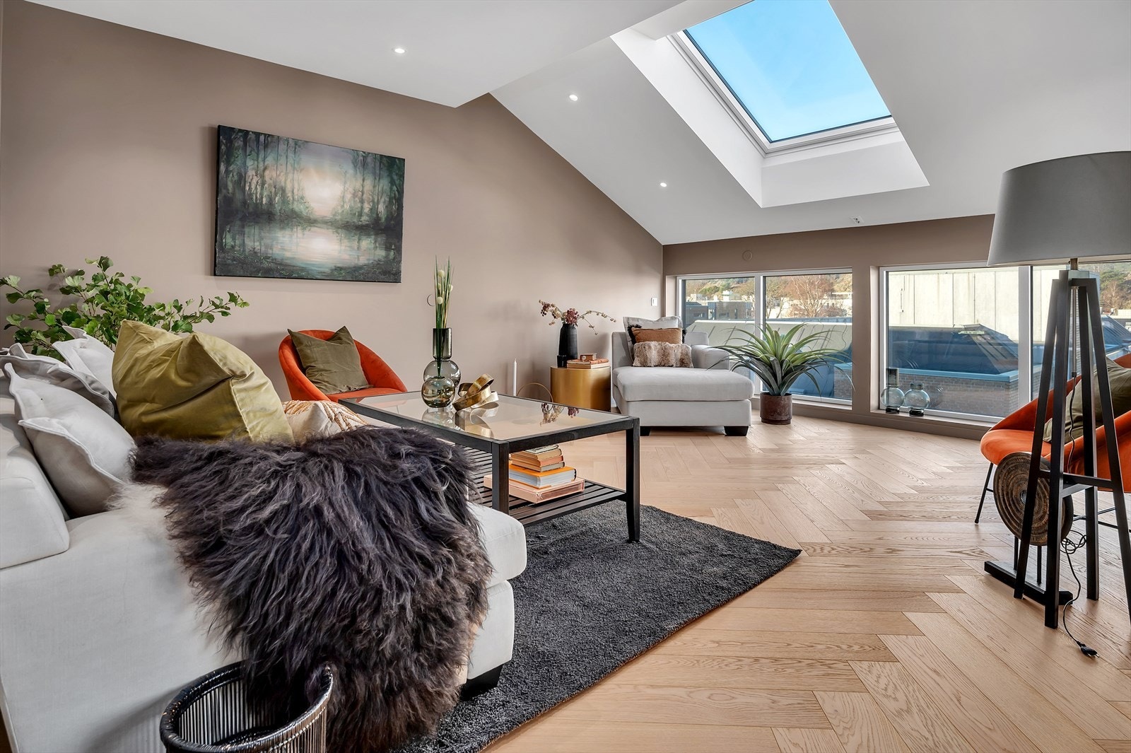 Nyere, moderne og strøken topp- og hjørneleilighet i 5.etasje med meget attraktiv beliggenhet midt Kvadraturen, i sjarmerende Posebyen Galleribilde