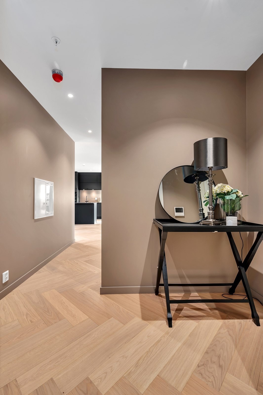 Innbydende entre med god plass til garderobemøblement Galleribilde