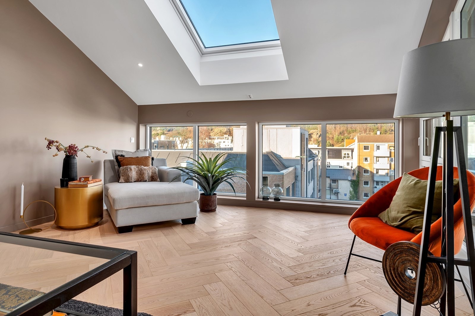 Stuen har plass til flere møbleringsmuligheter som sofaseksjon, spisebord og lenestoler Galleribilde