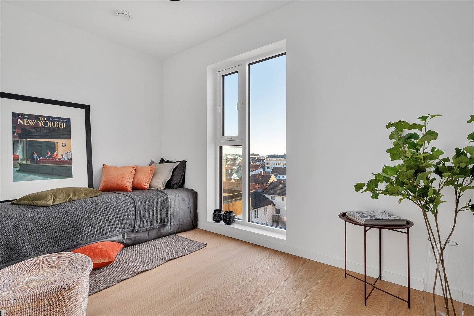 Ellers inneholder leiligheten et ekstra soverom som passer fint som gjesterom, kontor, tv-stue eller barnerom for barn i alle aldre Galleribilde