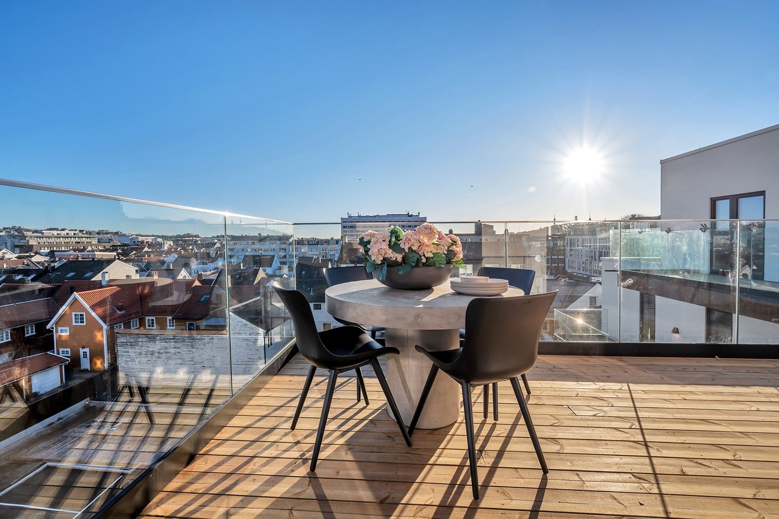 Byutsikt med svært gode solforhold - her kan du møblere med både utemøbler, grill og beplantning Galleribilde