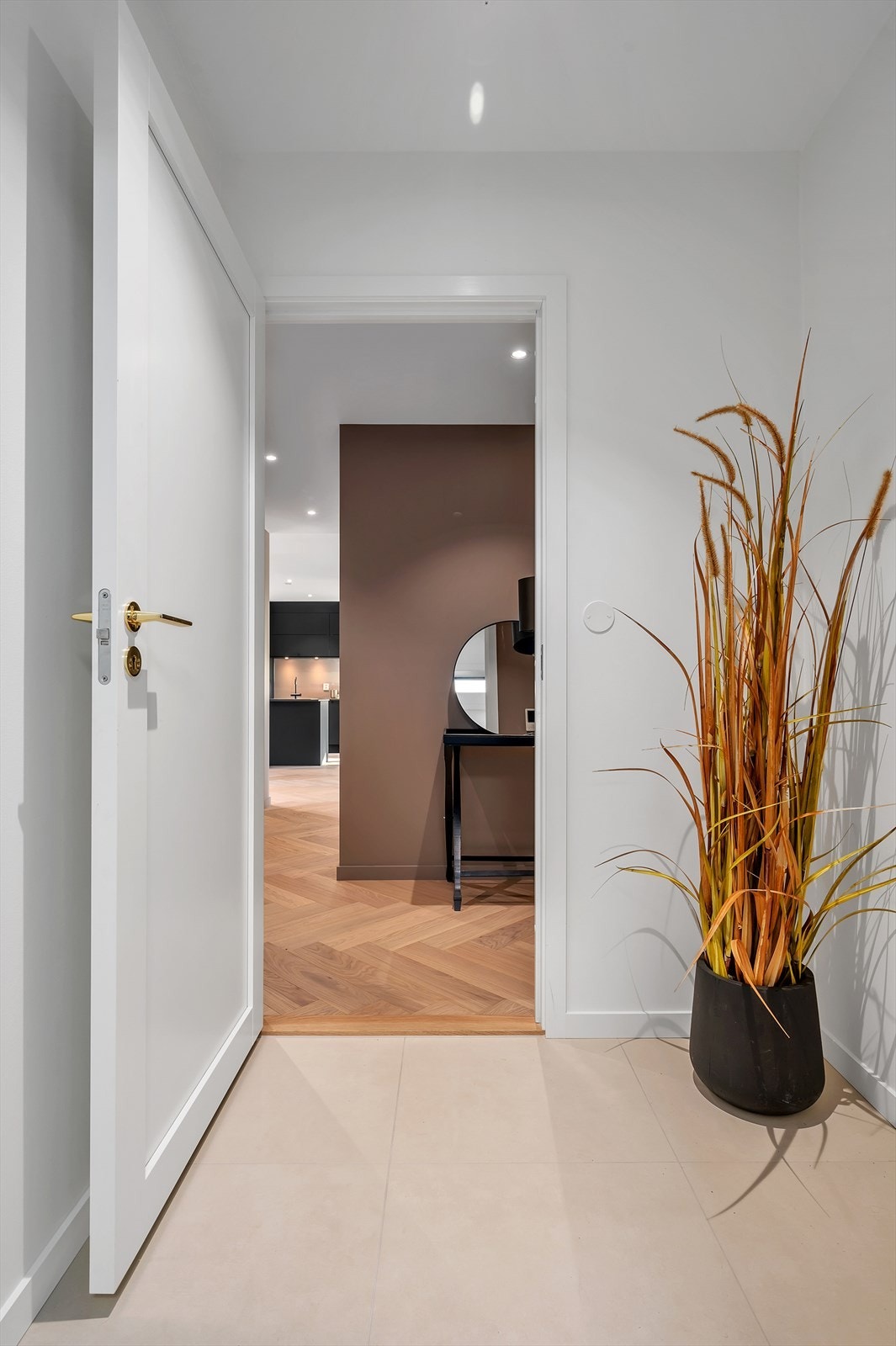 Nydelige 60x60 flis på gulv og slette vegger i vindfanget Galleribilde