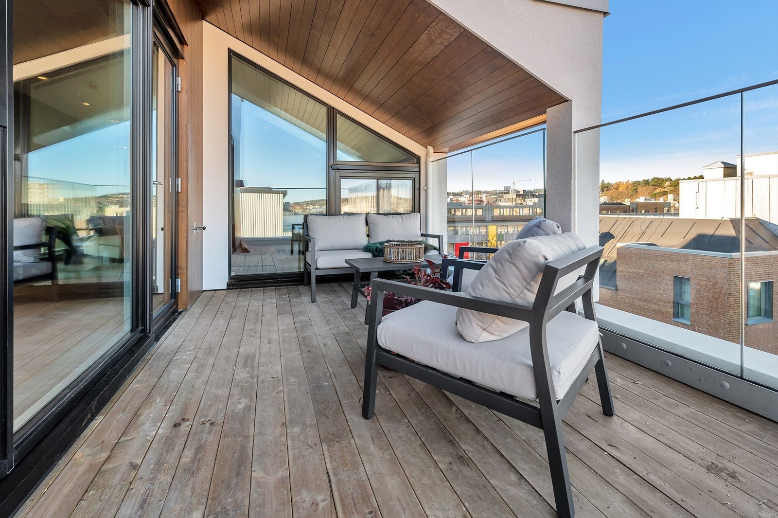 Leiligheten fremstår som svært moderne og stilren med behagelige fargevalg Galleribilde