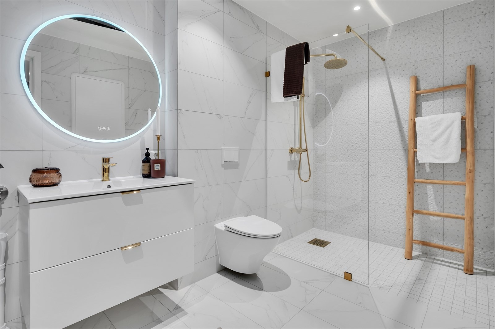 Dette badet inneholder i tillegg opplegg og plass for vaskemaskin/tørketrommel Galleribilde