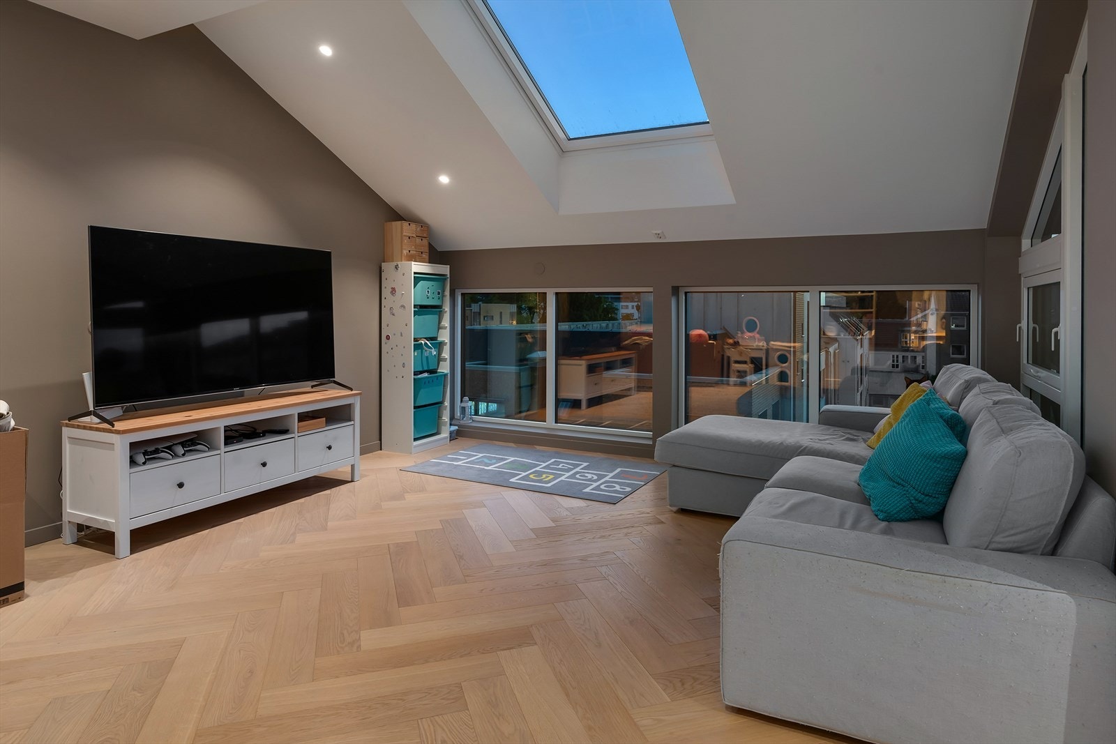 Dagens innredning og lyssetting på kveldstid Galleribilde