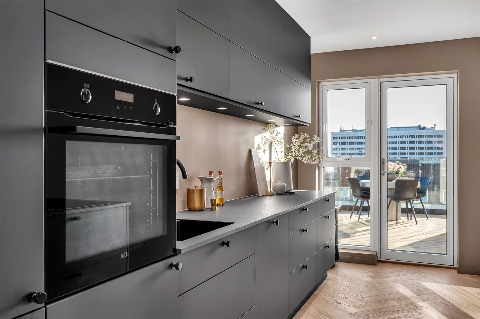 Fra kjøkkenet er det utgang til begge takterrasser Galleribilde