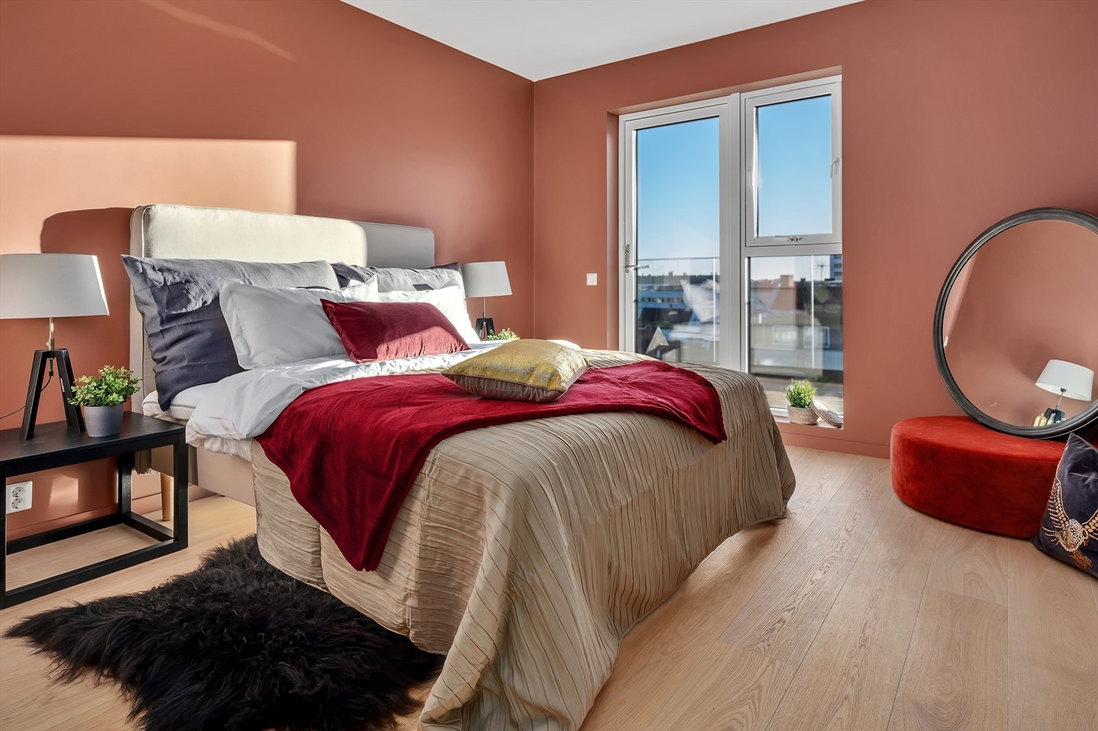 Hovedsoverom har direkte inngang til eget bad, samt utgang til takterrasse med fin utsikt utover byen Galleribilde