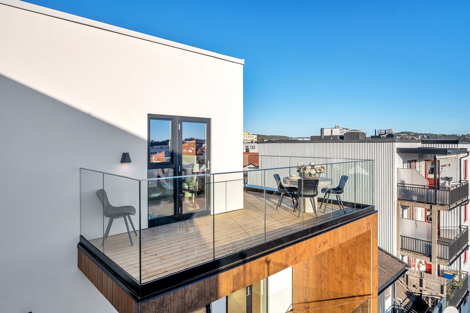 Fra de to takterrassene kan du nyte sola fra morgen til kveld Galleribilde