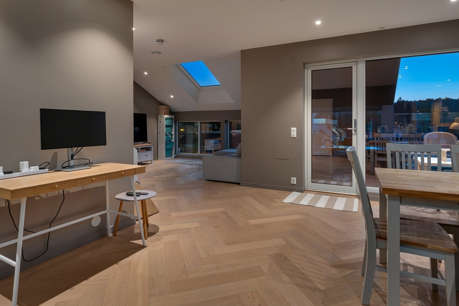 Dagens innredning og lyssetting på kveldstid Galleribilde