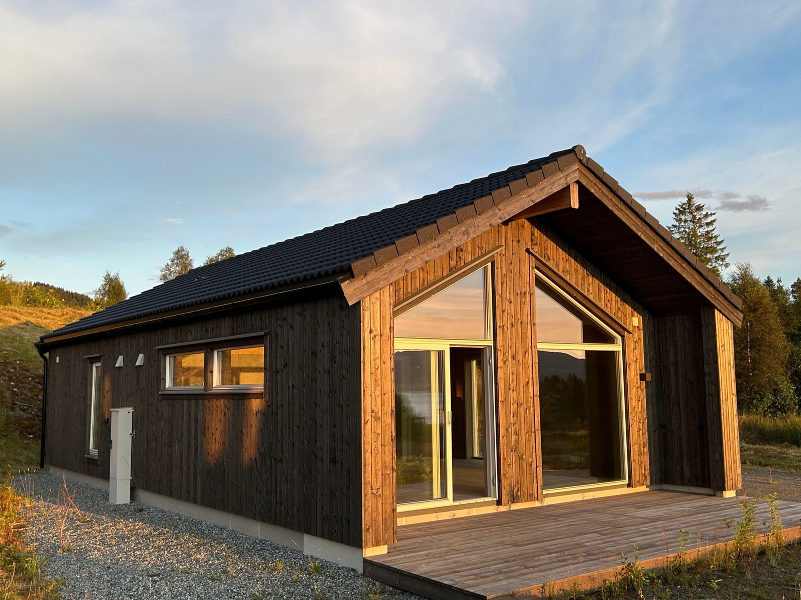 Kveldsol mot terrassen og stuen Galleribilde