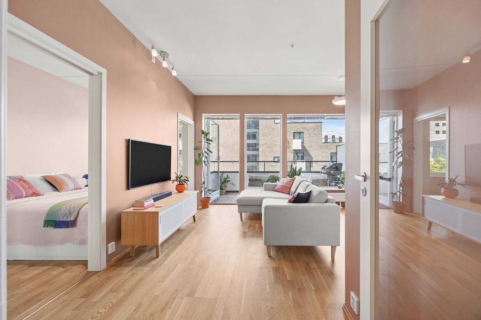 Store vindusflater og den store balkongen bidrar til lys og behagelig atmosfære. Galleribilde