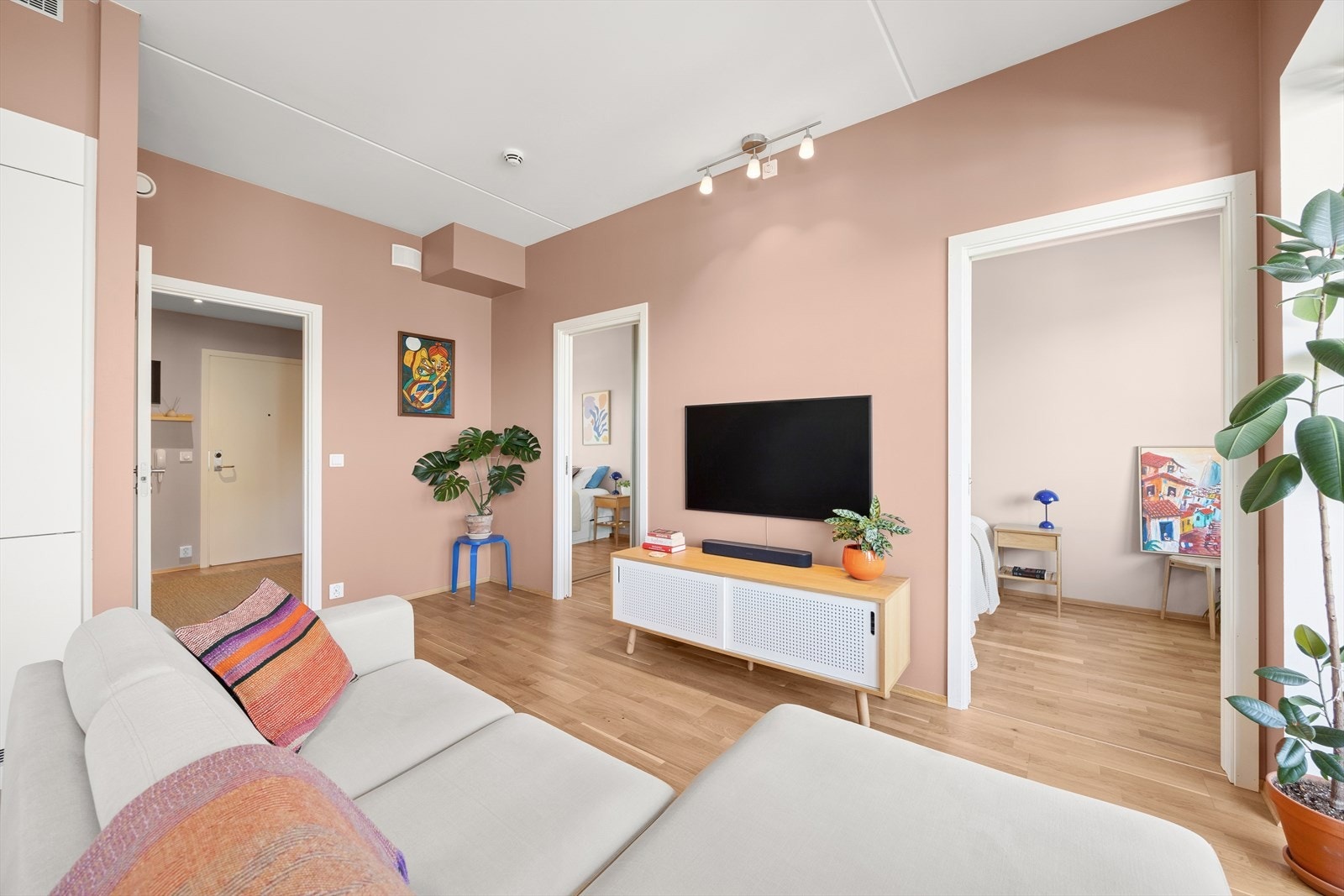 Den åpne løsningen gir god plass for en sofagruppe og spisestue. Galleribilde