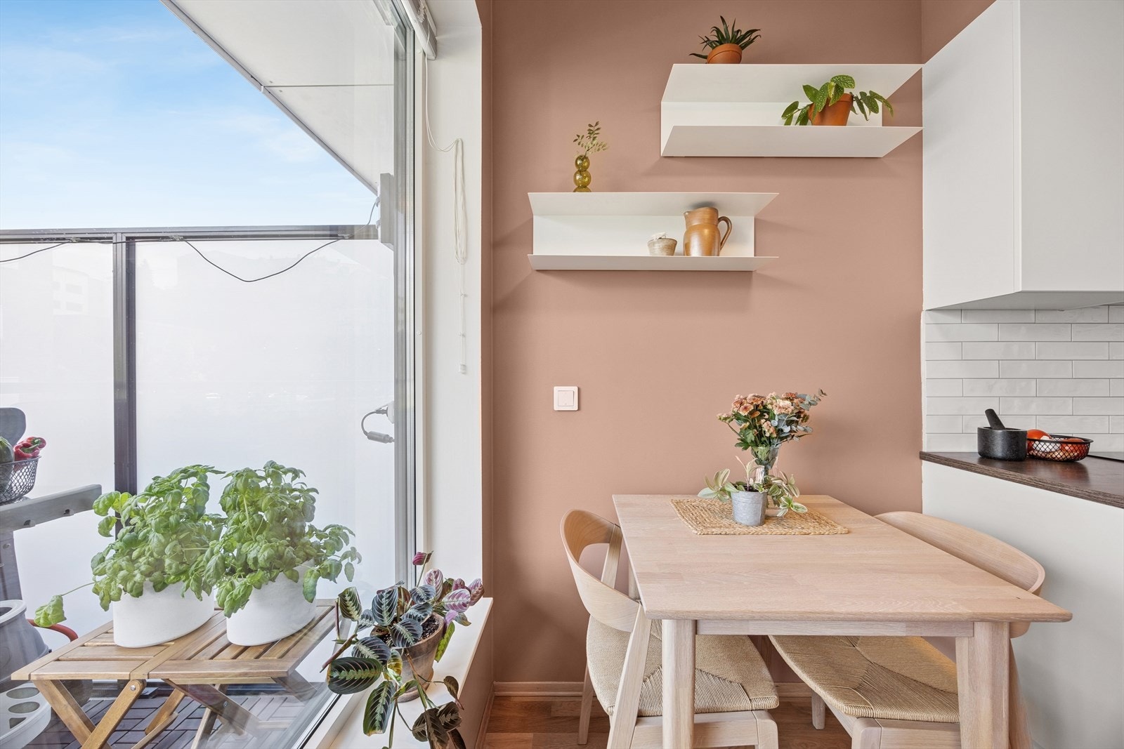 Spiseplass ved kjøkkenet. Galleribilde