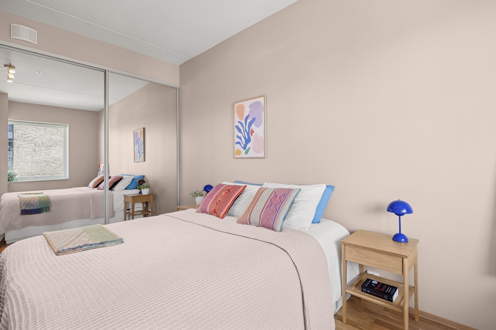 Soverommet har god plass til garderobeskap, dobbelseng og tilhørende møblement. Galleribilde