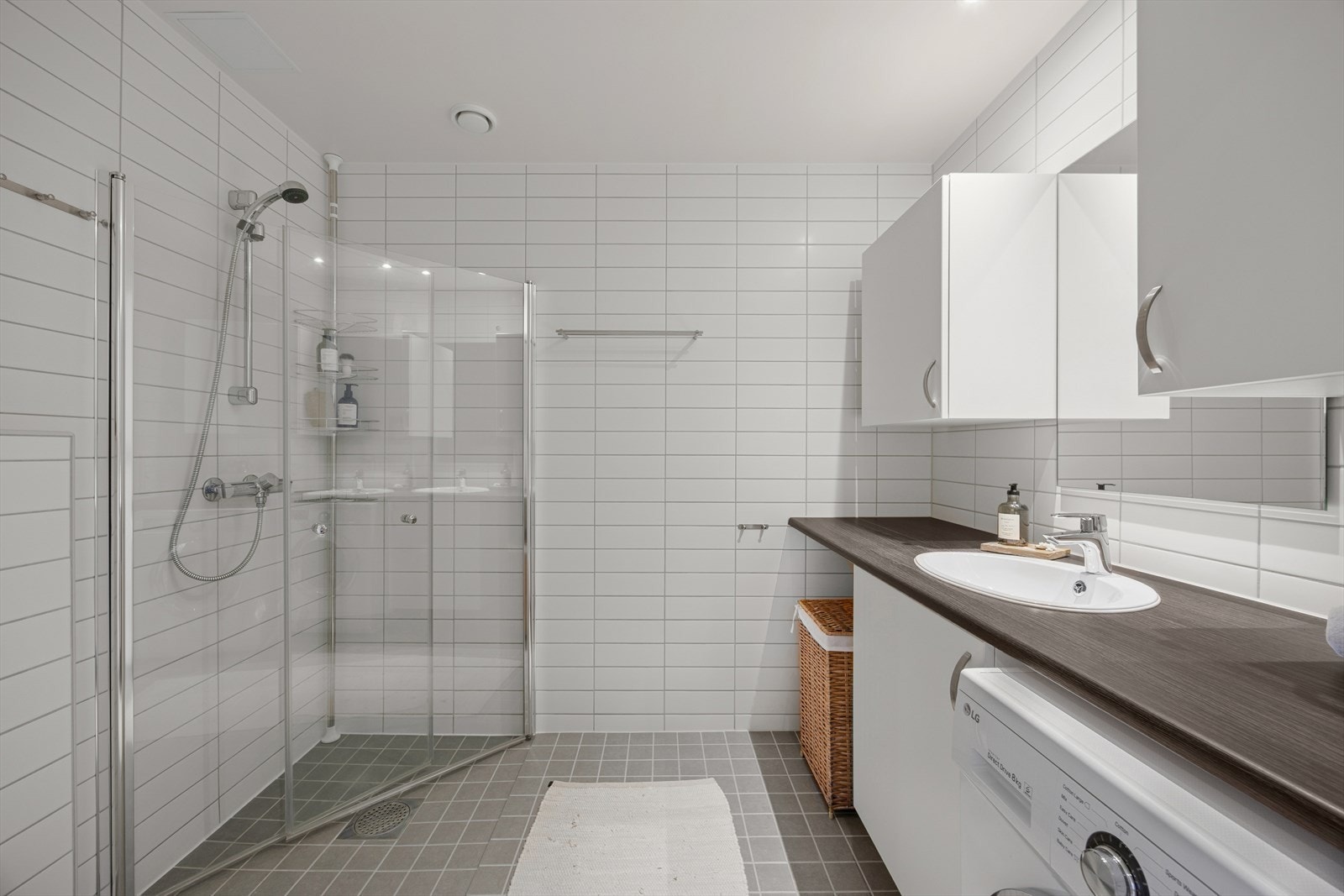 Leiligheten inneholder et delikat flislagt bad med varme i gulv og downlights i tak. Galleribilde