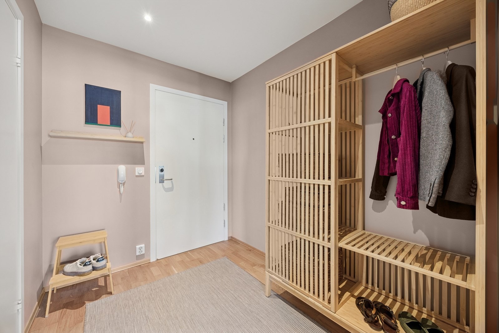 Fra felles inngangsparti er det heisadkomst til 6. etasje, og en innbydende entré ønsker deg velkommen inn. Galleribilde