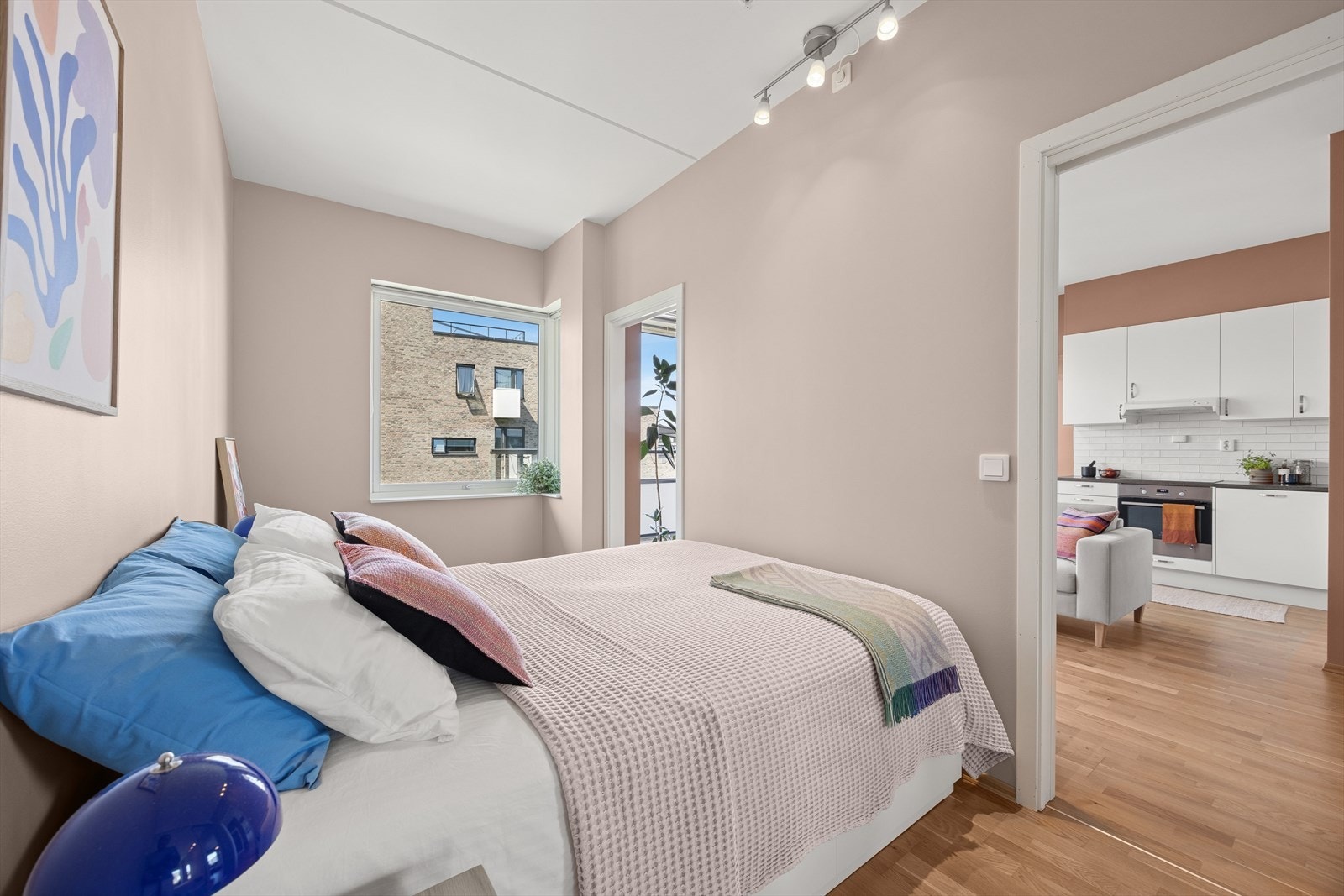 Det vender ut mot stille omgivelser og har godt med naturlig lysinnslipp. Galleribilde