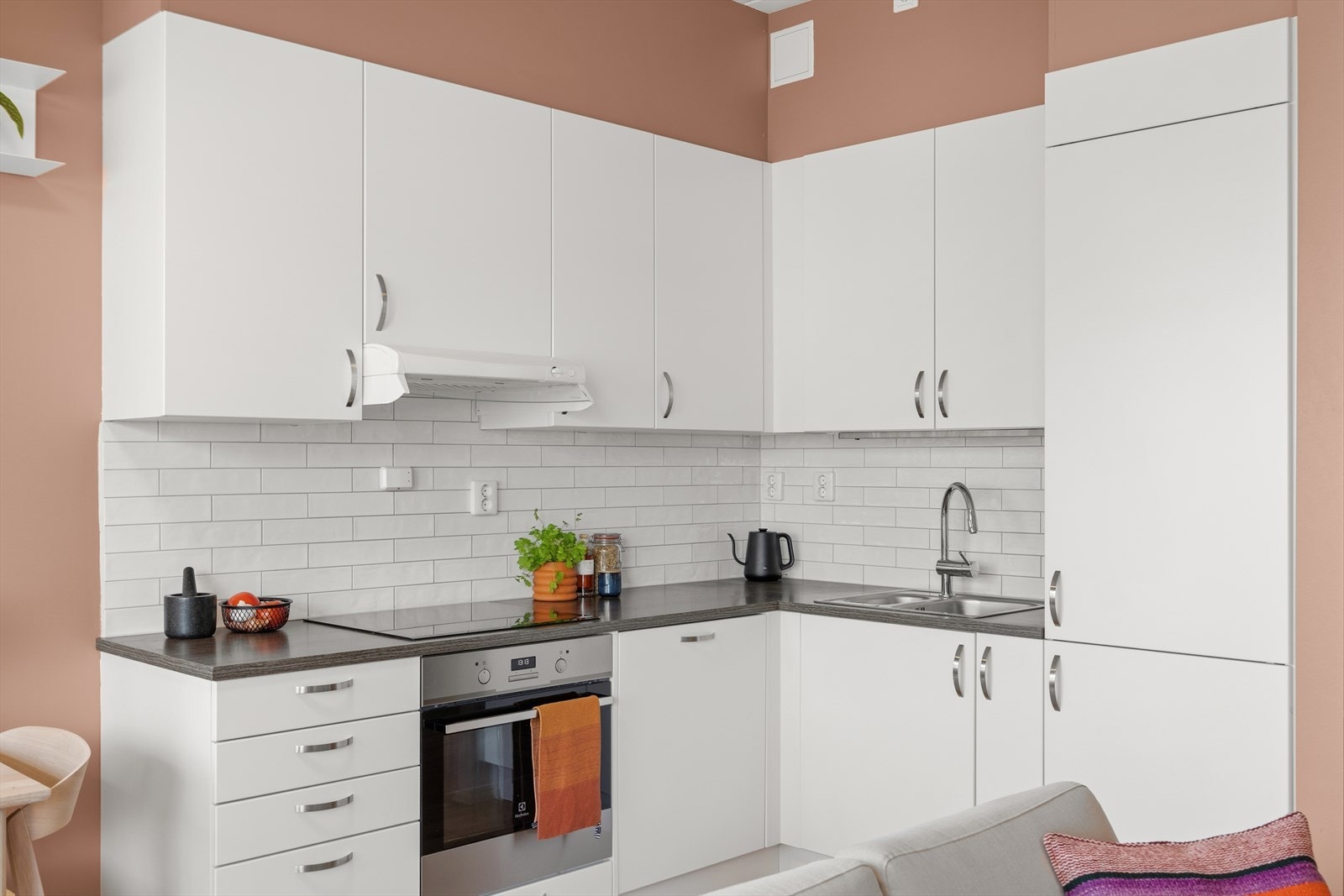 Hvitevarer er integrert og består av stekeovn med platetopp, oppvaskmaskin, og kjøl- og fryseskap. Galleribilde