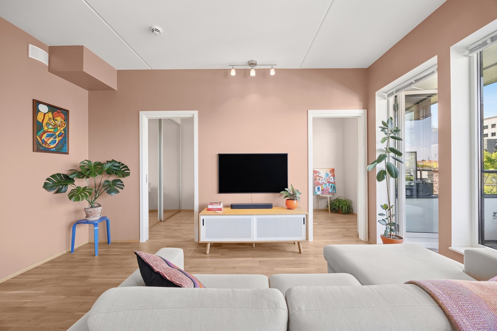 Fra stuen er det to dører til soverommet. Galleribilde