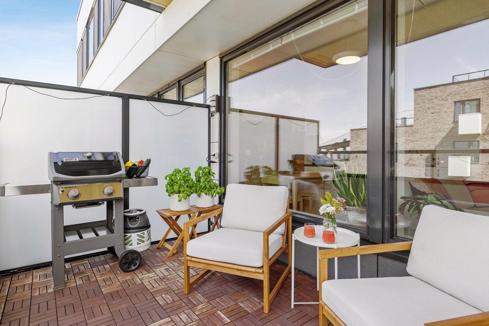 Selger opplyser at balkongen er svært skjermet for vind, slik at balkongen er et lunt tilholdssted tidlig og sent på året. Galleribilde