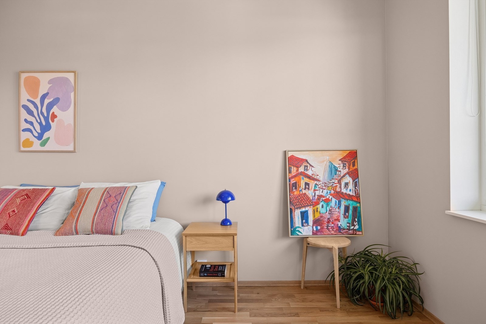 Varme via radiatorer, varmtvann og internett er inkludert i de lave felleskostnadene! Galleribilde