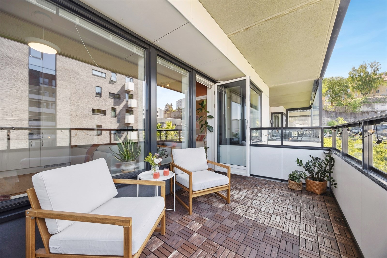 Balkongen er på hele 10 kvadratmeter og har fantastiske solforhold i sommerhalvåret. Galleribilde