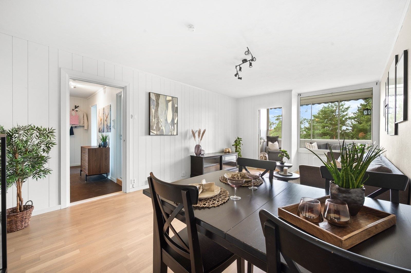 Leiligheten ligger i 4. etasje og inneholder entré, bad, to soverom, kjøkken og stue. Galleribilde