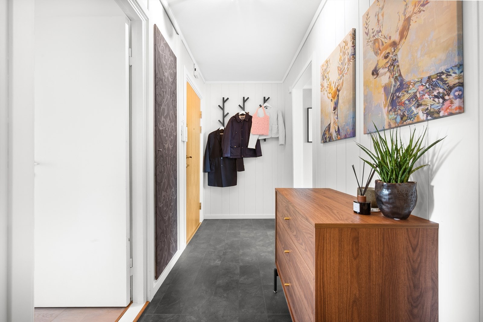 Velkommen inn! I gangen er det innebygd skap og vegghengte knagger for oppbevaring av yttertøy. Galleribilde