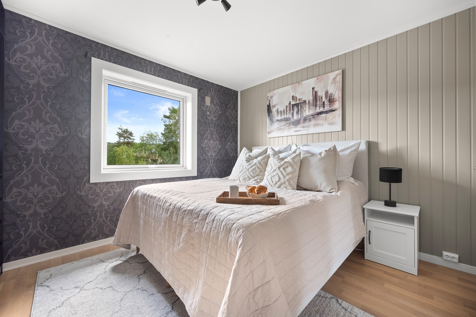 Hovedsoverommet er romslig, og har god plass til dobbeltseng og nattbord. Galleribilde