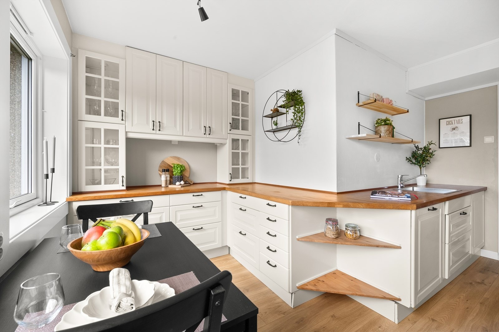 På kjøkkenet er det riktig med oppbevaringsplass i både skap og skuffer, samt god arbeidsflate for matlaging. Galleribilde