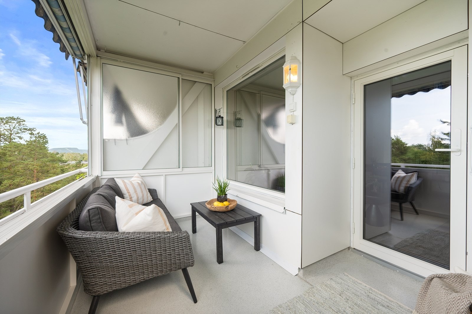 Her er det plass til utemøblement og beplanting. På balkongen er det montert markise, belysning og stikkontakt. Galleribilde