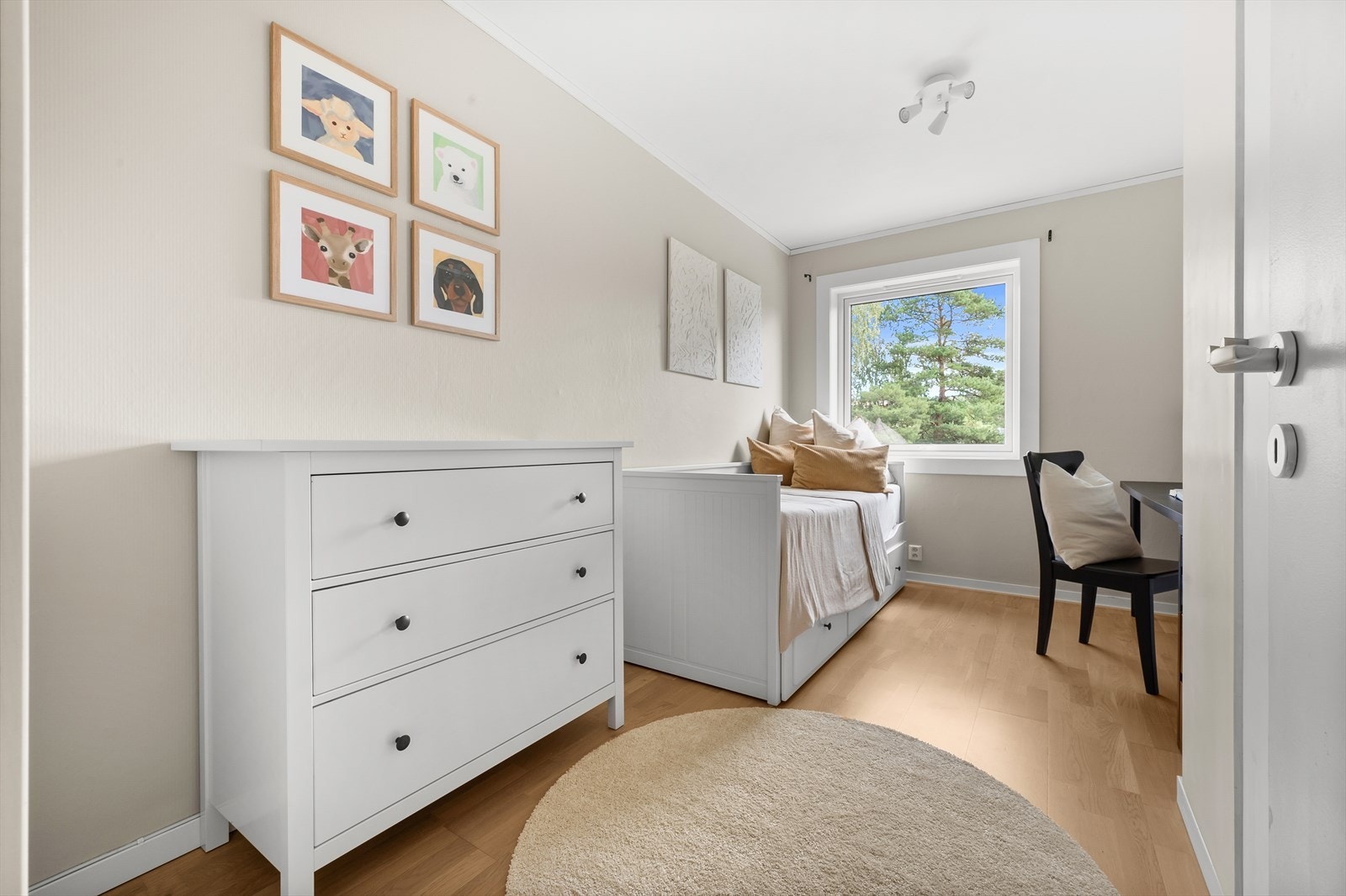 Soverom 2 passer perfekt som barnerom, gjesterom eller hjemmekontor. Galleribilde