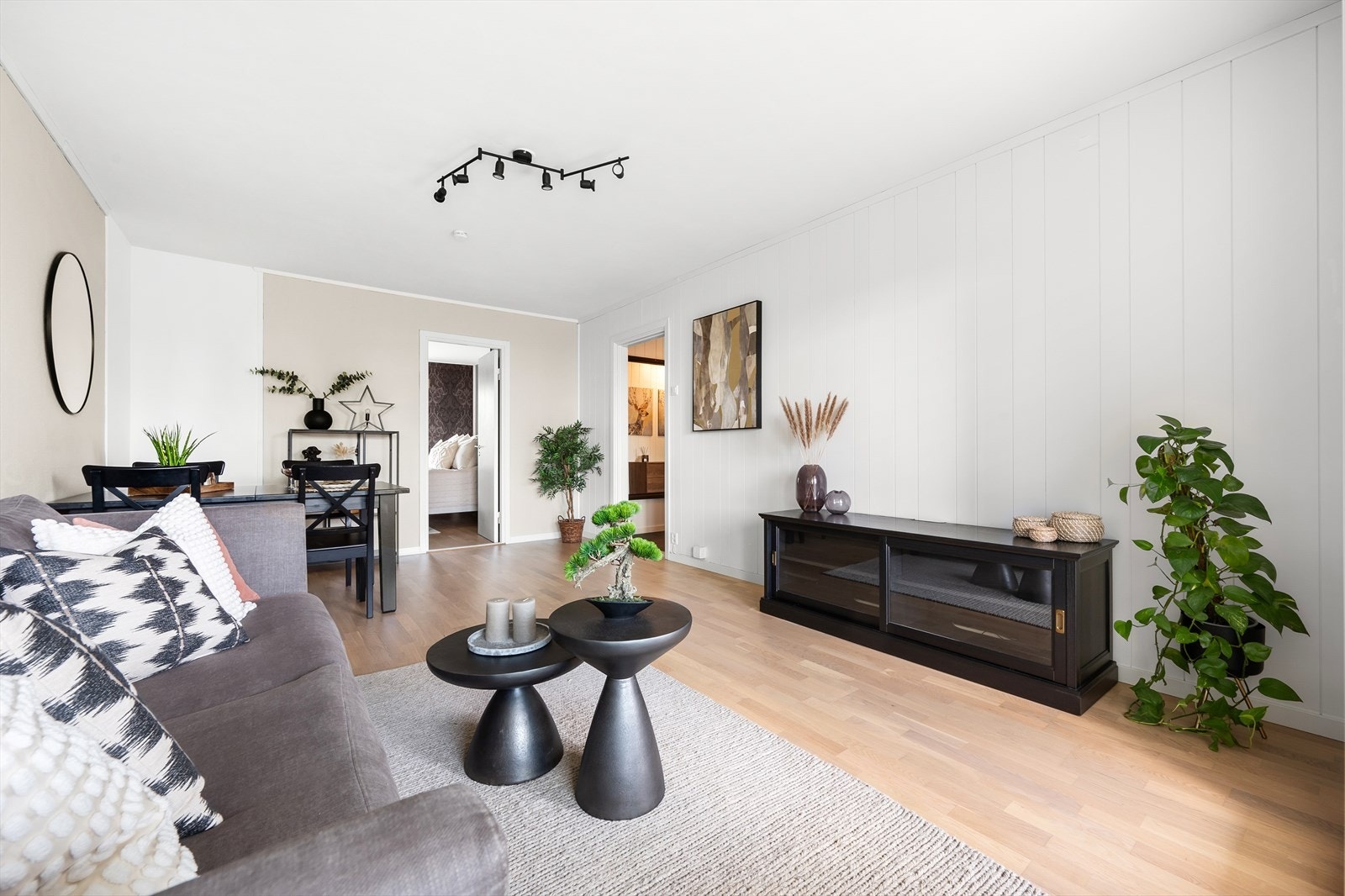 Pene overflater med tre-stavs parkett og lyse vegger. Selger opplyser at kjøkkenet, stuen og soverom 2 ble malt i 2020. Galleribilde