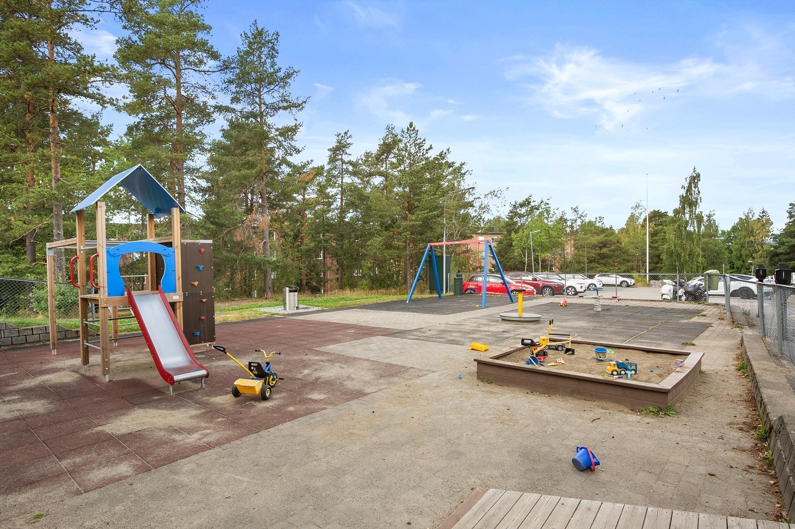 Borettslaget har flere sittegrupper, lekeplass, store grøntområder og parkeringsplasser på tomten. Galleribilde