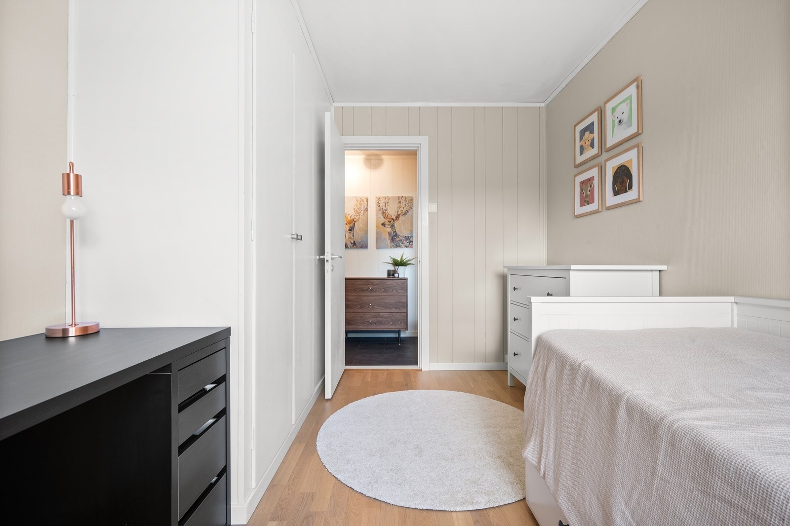 Rommet har plass til seng, skrivepult og skap/kommode. Galleribilde