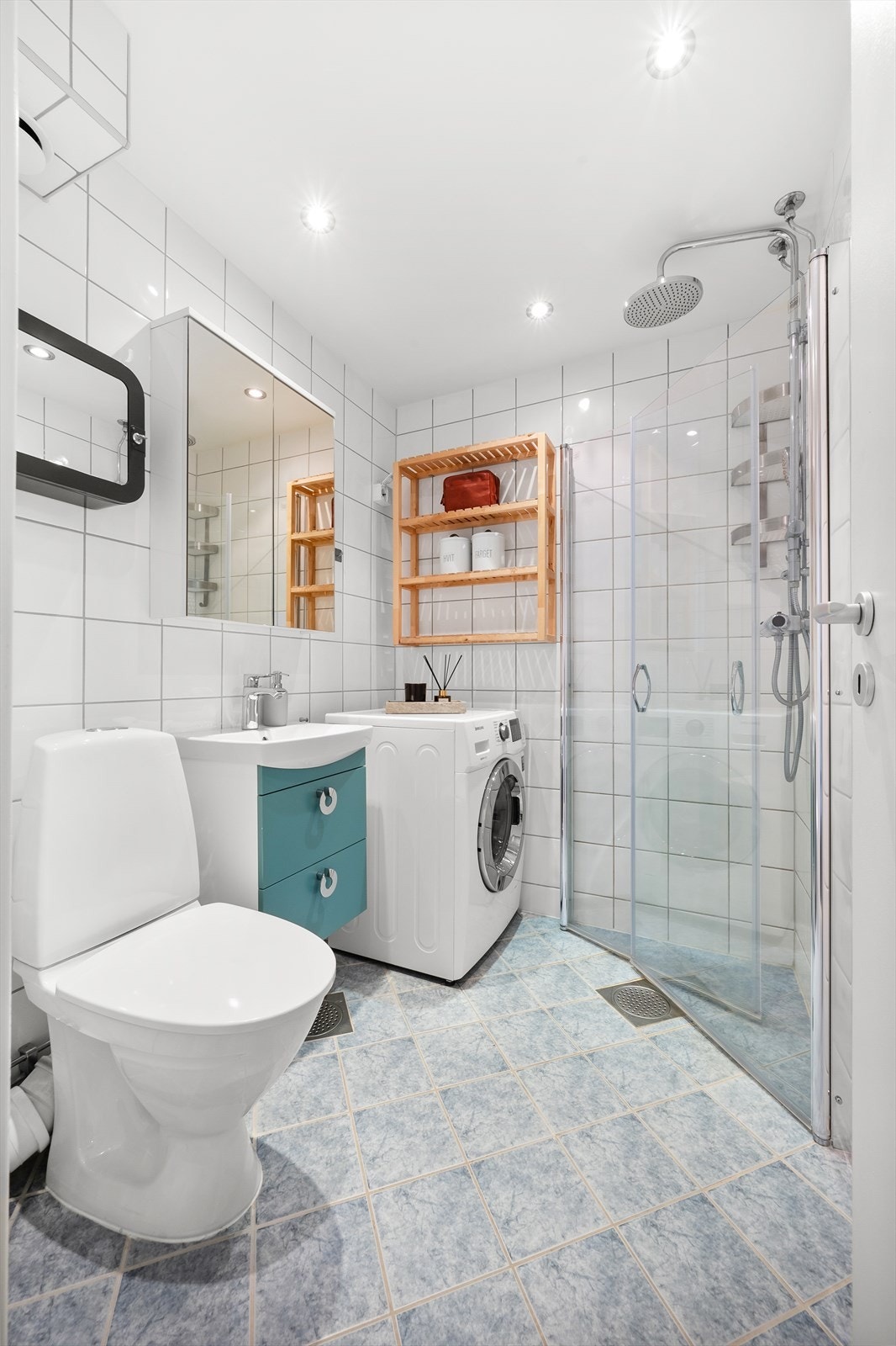 Pent baderom totalrehabilitert i regi av borettslaget 2008. Rommet har flislagte overflater, elektrisk gulvvarme og innfelte downlights i himling. Det er opplegg for vaskemaskin. Galleribilde