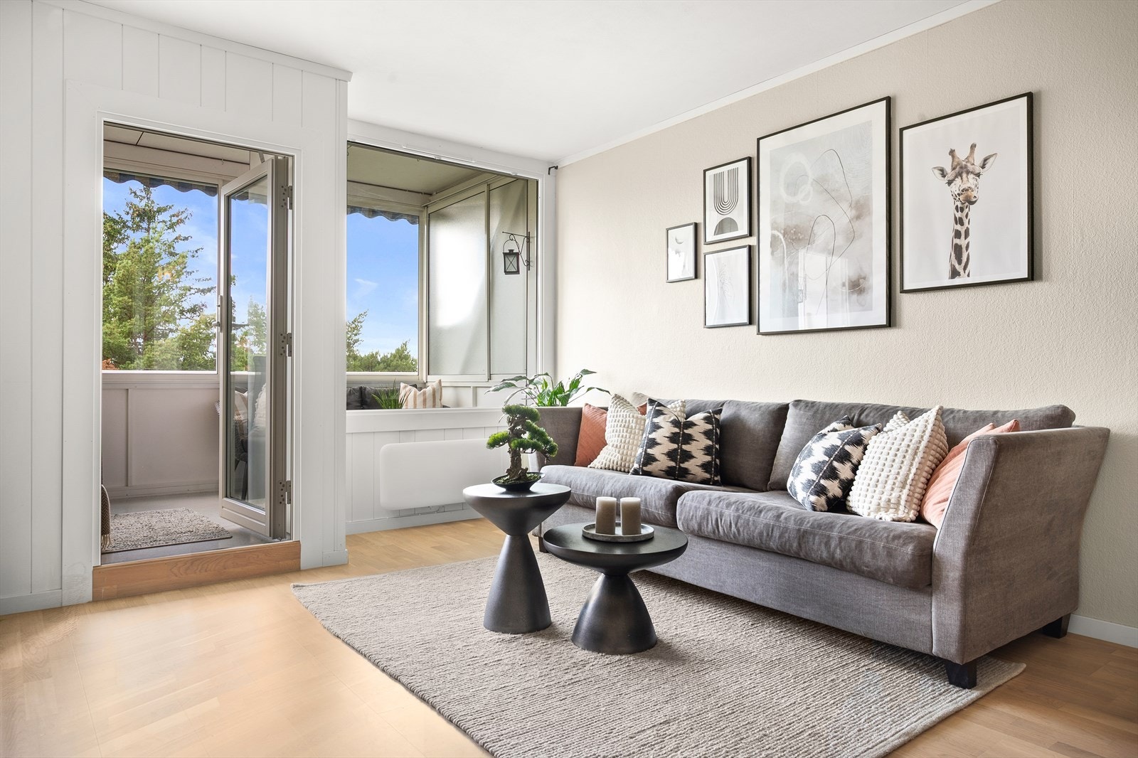 Leiligheten har en lys, innbydende og romslig stue med store vindusflater og utgang til balkong. Galleribilde