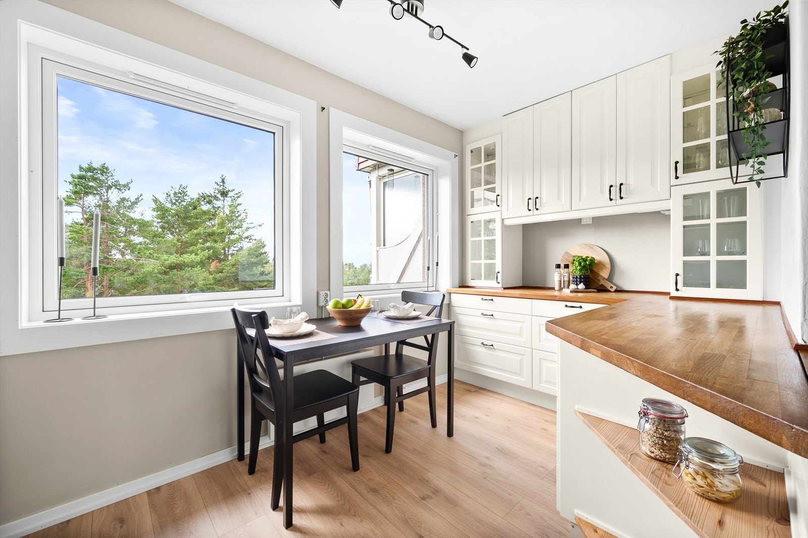 Klassisk innredning med lyse, profilerte fronter, enkelte fronter med glass og heltre benkeplate. Galleribilde