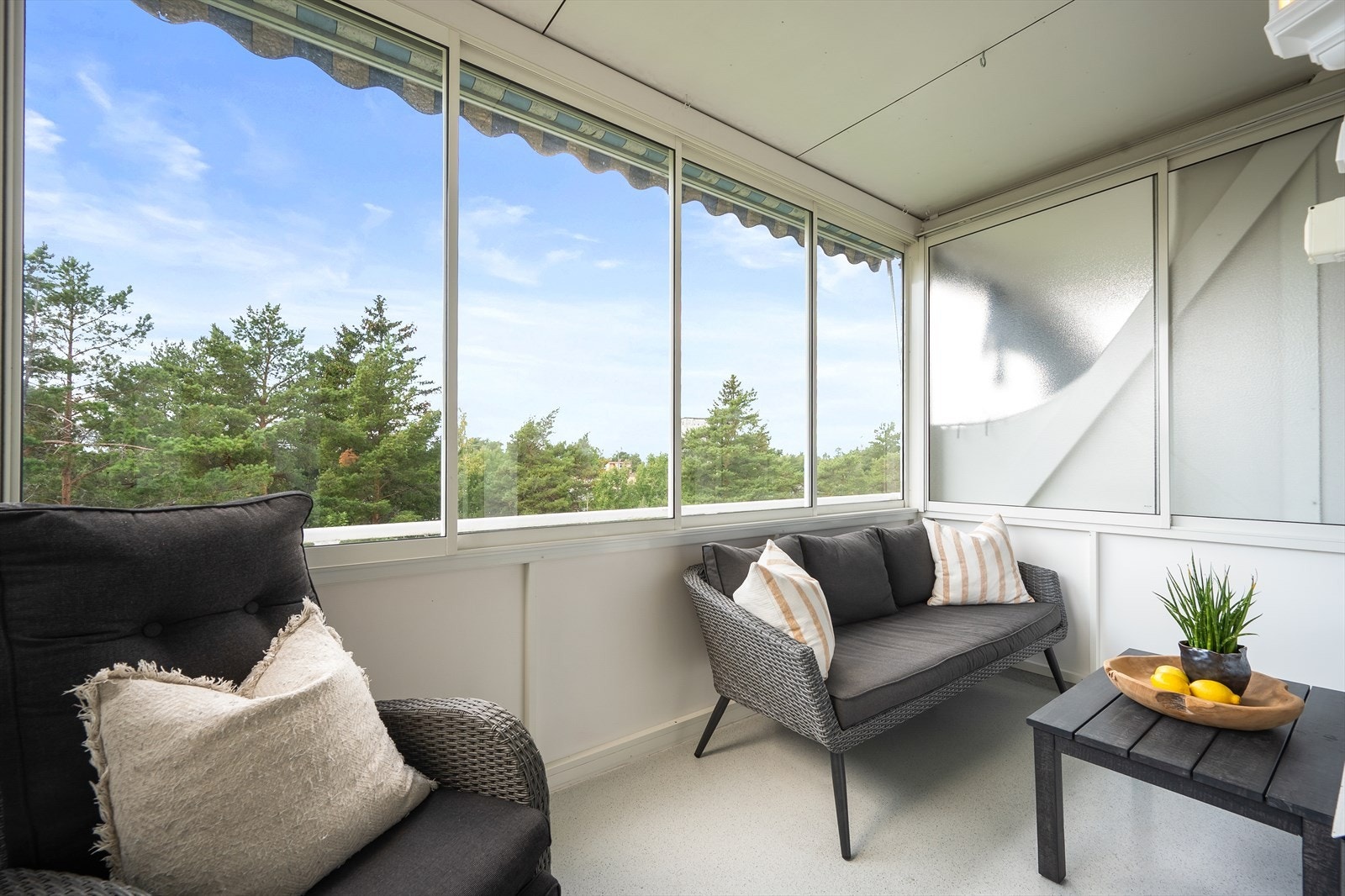 En pen, romslig og gjennomgående 3-roms toppleilighet i rolige omgivelser på Oppsal. Galleribilde