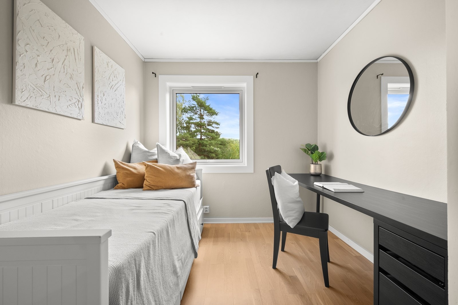 Begge soverommene har store vindusflater vendt mot rolig område. Galleribilde