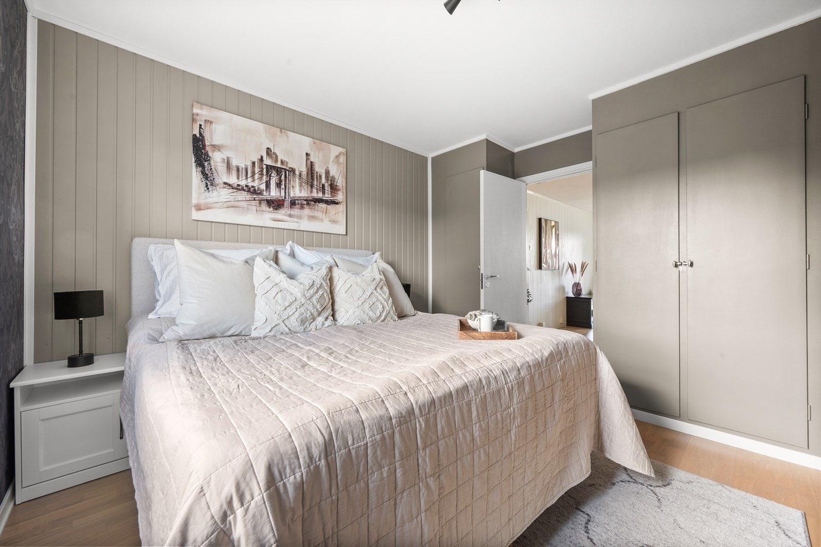 Soverommet er malt i en lun fargetone. Galleribilde