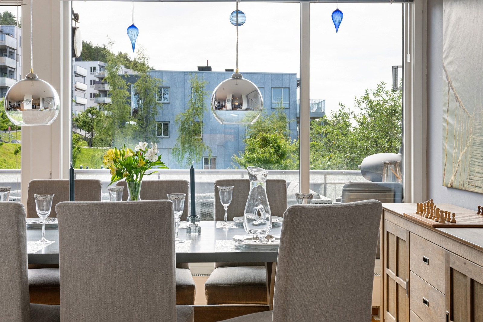 Stor spisestue med godt utsyn via store vindusflater. Galleribilde