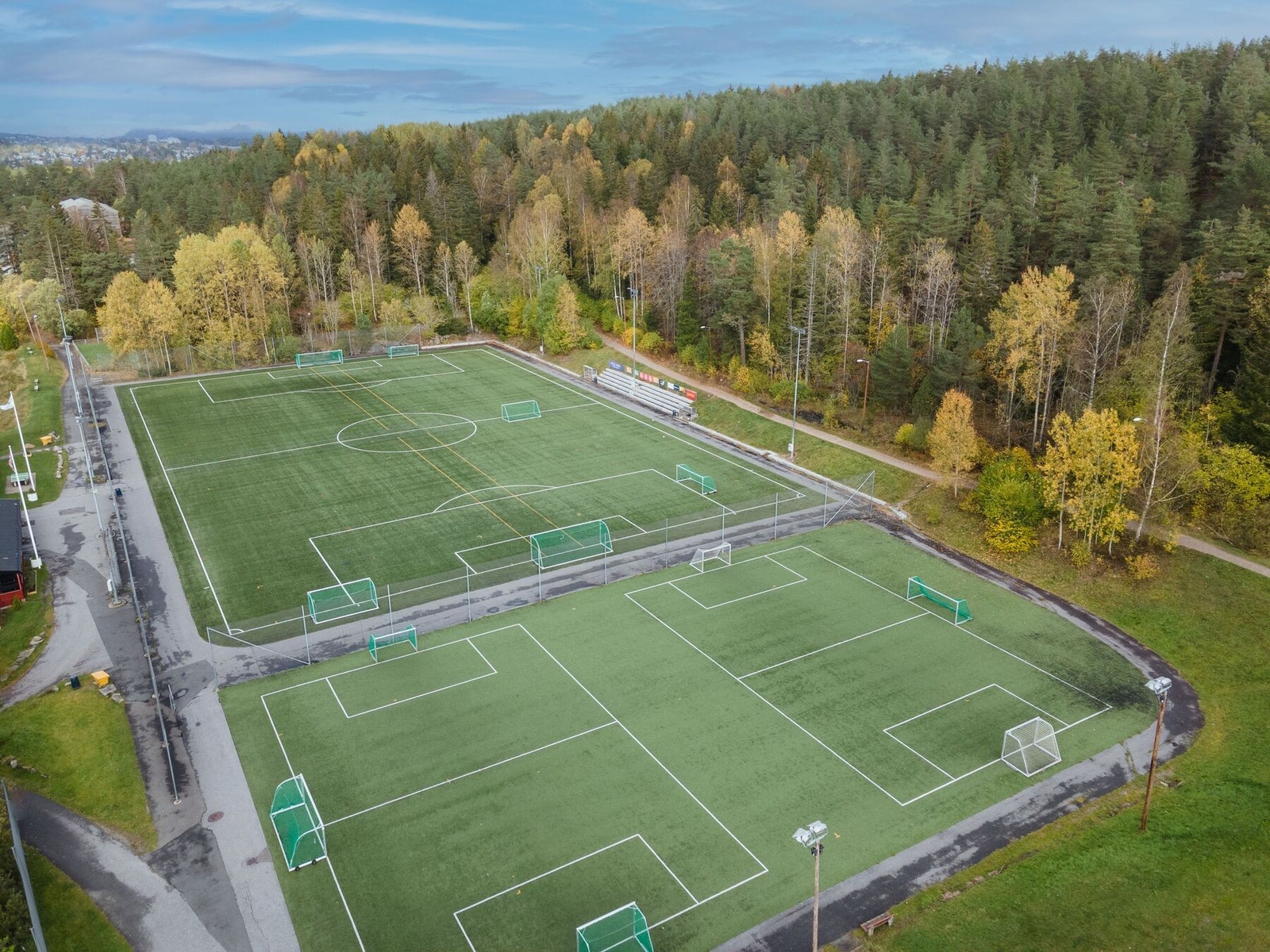 Prinsdal Idrettspark med flere kunstgressbaner, idrettshall, Tuftepark, bålplass, lysløype i skogkanten mm. Galleribilde