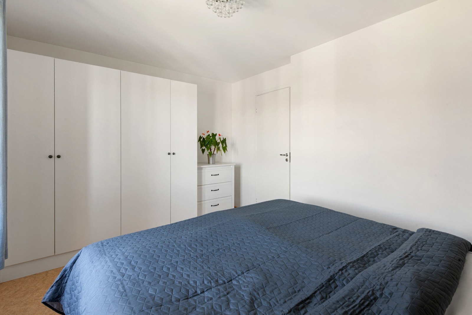 Hovedsoverommet har praktisk garderobeløsing med mye oppbevaringsplass. Galleribilde