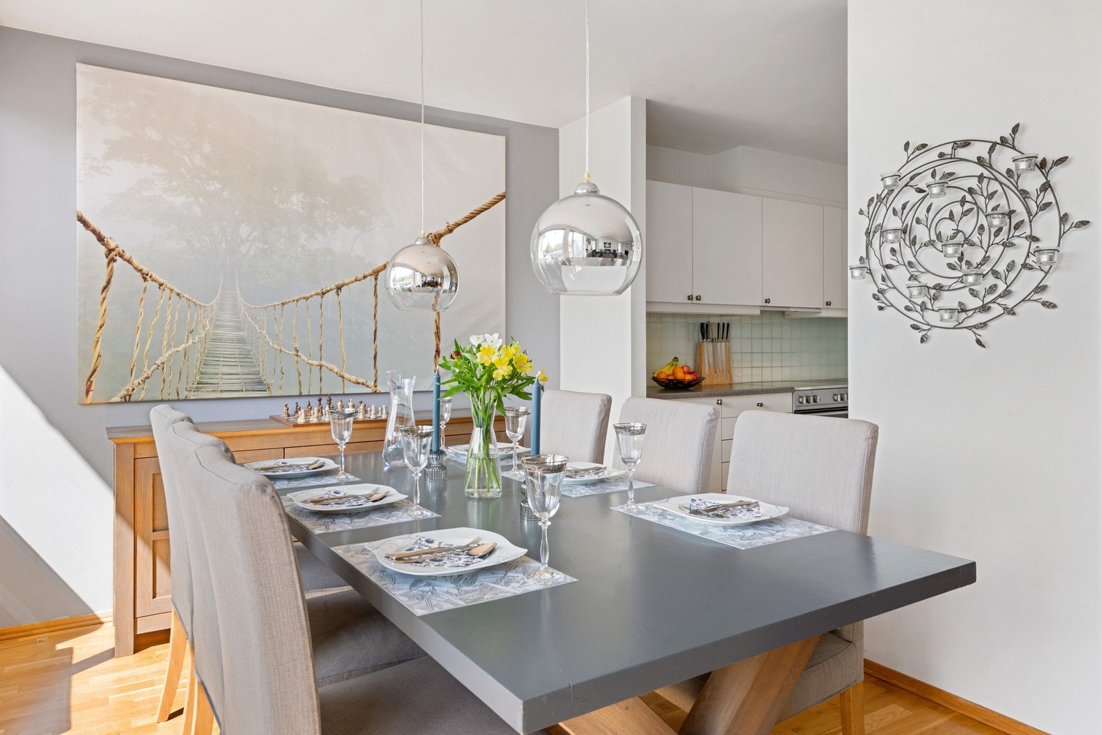 God plass til spisestue i stuen. Galleribilde