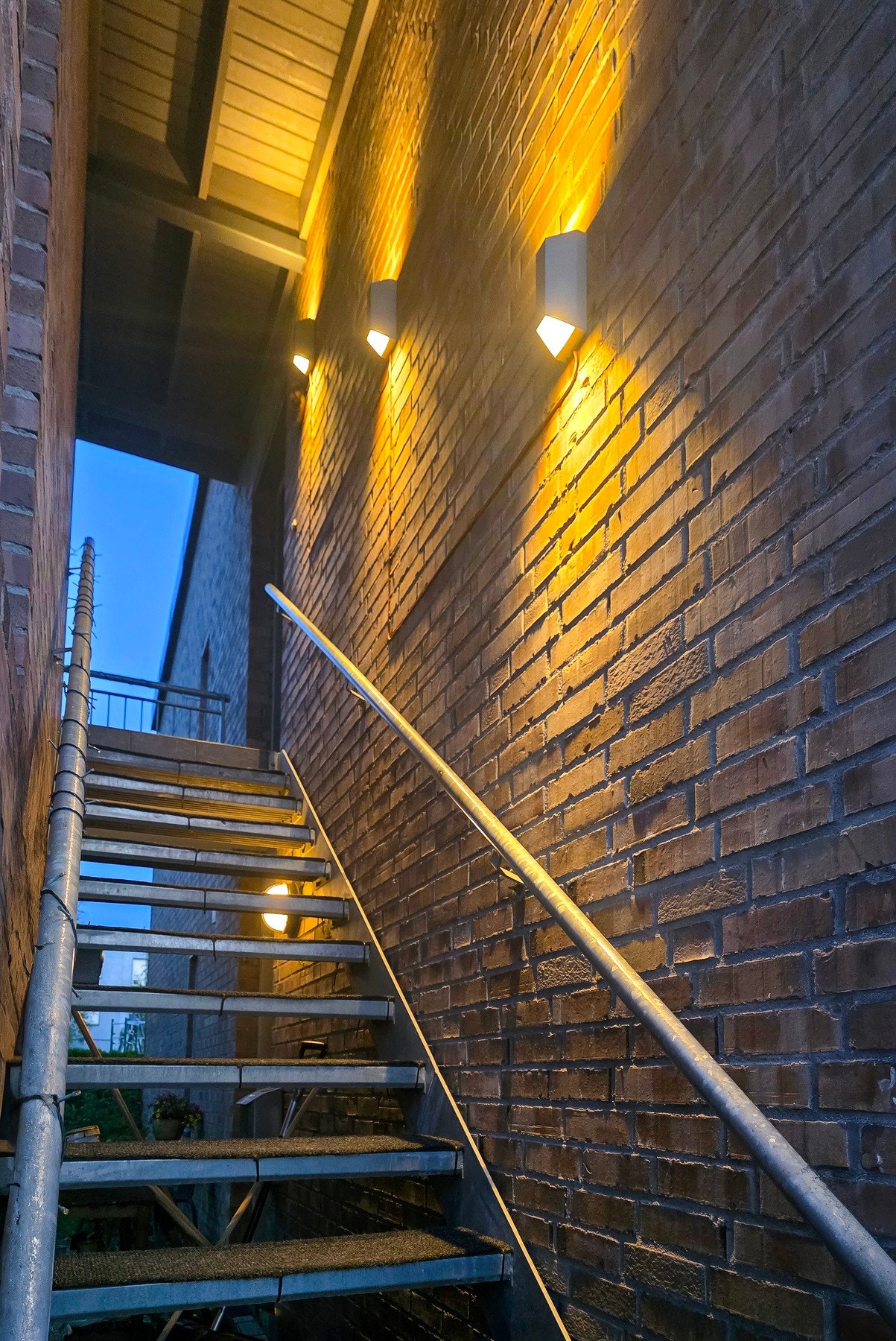 Overbygd og godt opplyst trapp til leiligheten. Galleribilde