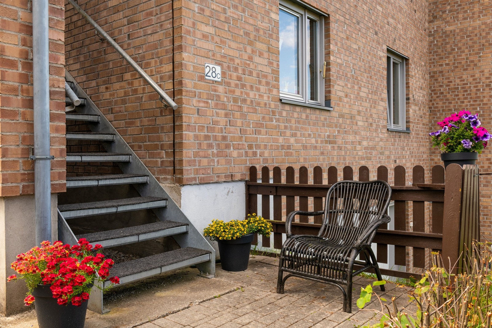 Eget inngangsparti med uteplass på bakkeplan. Galleribilde